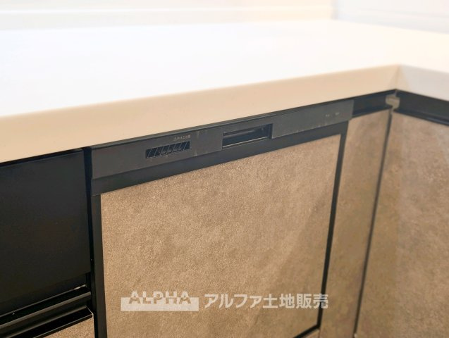 シャルマンコーポ拝島のキッチン|◆食洗機◆食後の食器洗いを軽減してくれる食洗機付き。後片付けにかかる時間を抑え、食後の時間を有効に使える便利な設備です。