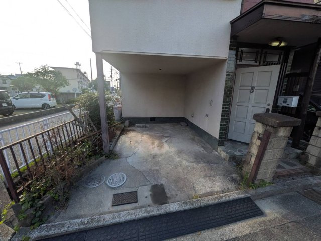 西二見戸建の駐車場