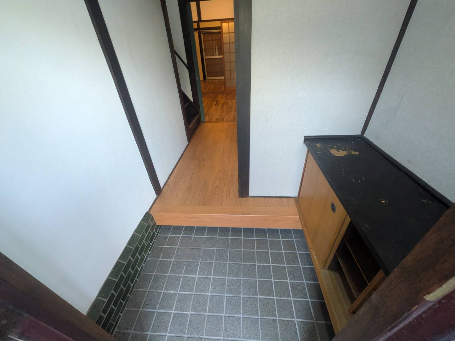 西二見戸建の玄関