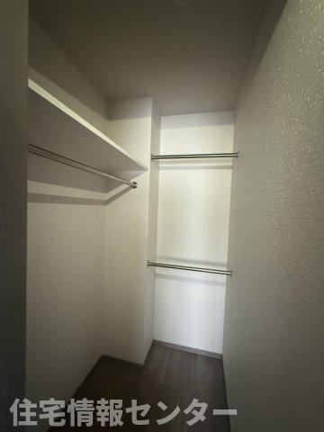 サンパーク新山口駅南グラッセの収納|洋室に設置されているウォークインクローゼット。