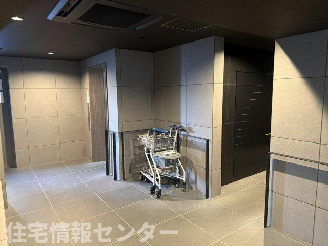 サンパーク新山口駅南グラッセのその他|ロビーには小荷物カートが設置されています。