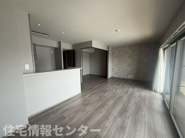 サンパーク新山口駅南グラッセの居間・リビング|陽光あふれる開放的なLDK！家族が自然と集まる明るいリビングです。