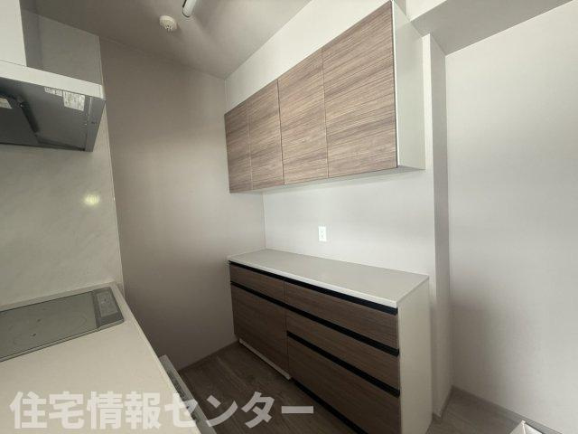 サンパーク新山口駅南グラッセのキッチン|カップボードが設置されております。