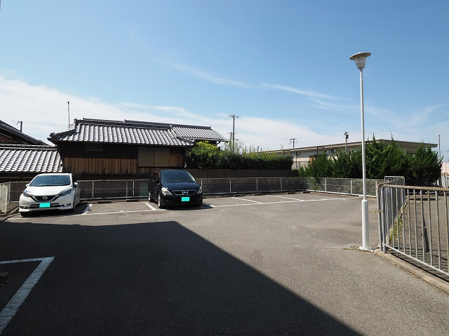 リバーサイド北別府の駐車場