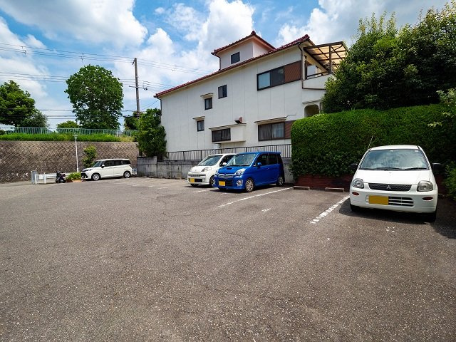 タウンハウス今寺1の駐車場