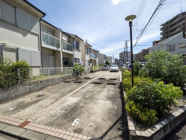 タウンハウス北別府2の駐車場