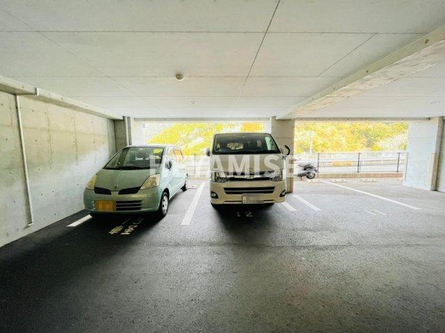 デ・クメール蛍茶屋東の駐車場