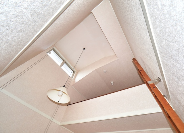 タウンハウス伊川谷の収納|4.5帖洋室のロフトと天窓