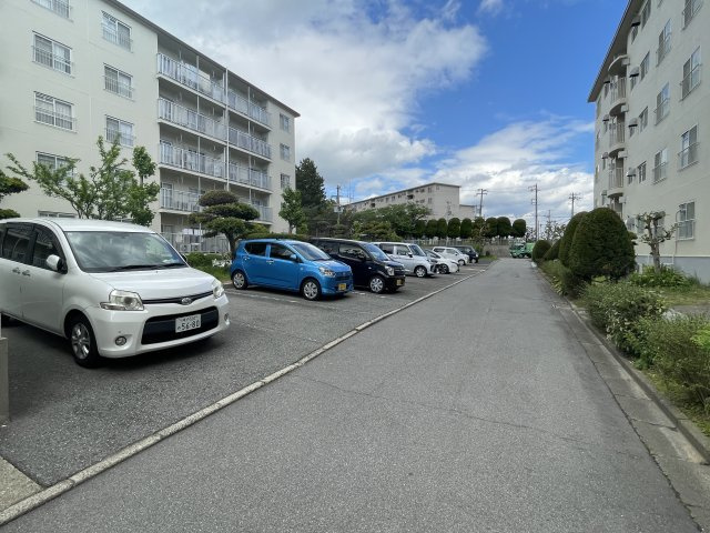 神陵台西住宅6２号棟の駐車場