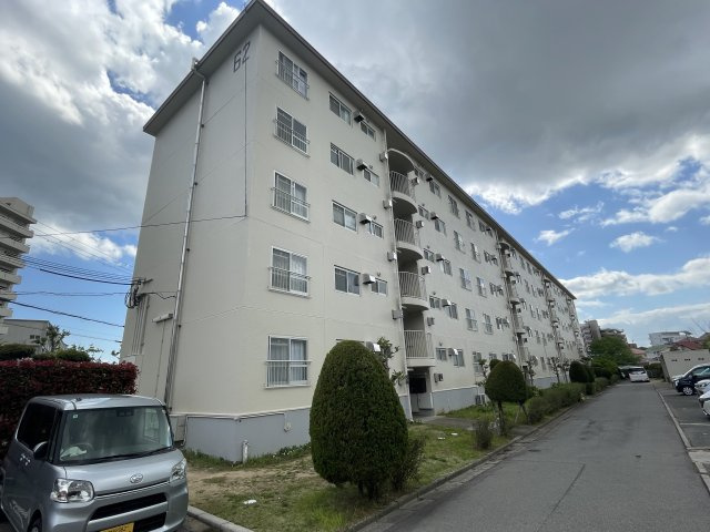 神陵台西住宅6２号棟の外観