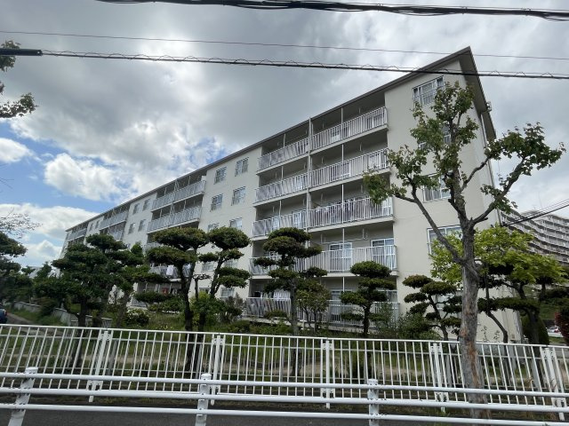 神陵台西住宅6２号棟の外観