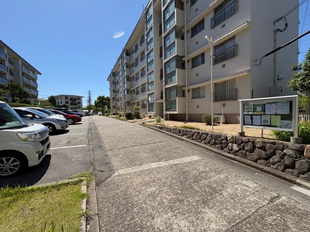 狩口台住宅42号棟の駐車場