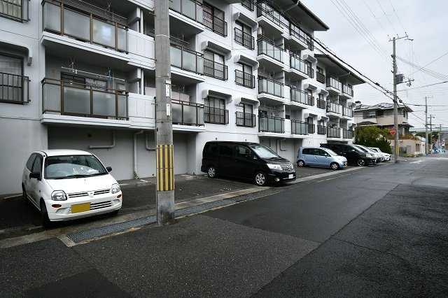 ハピネスの駐車場