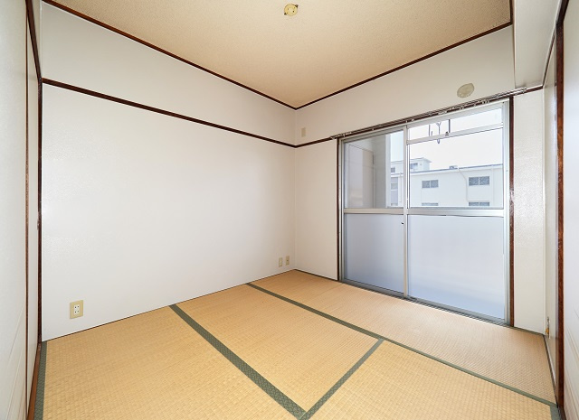 垂水農住３号棟の和室|4.5帖和室。画像は同タイプ別部屋の参考画像です。畳と襖はご入居前に入ります。