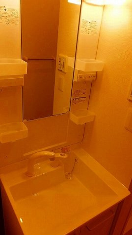 クレイノ未来神戸の内装|独立洗面台付き。