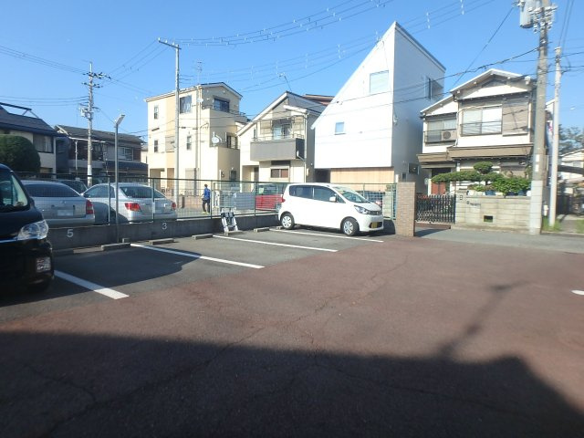 【駐車場】 | プレバハイツ | 駐車場に車を止められます