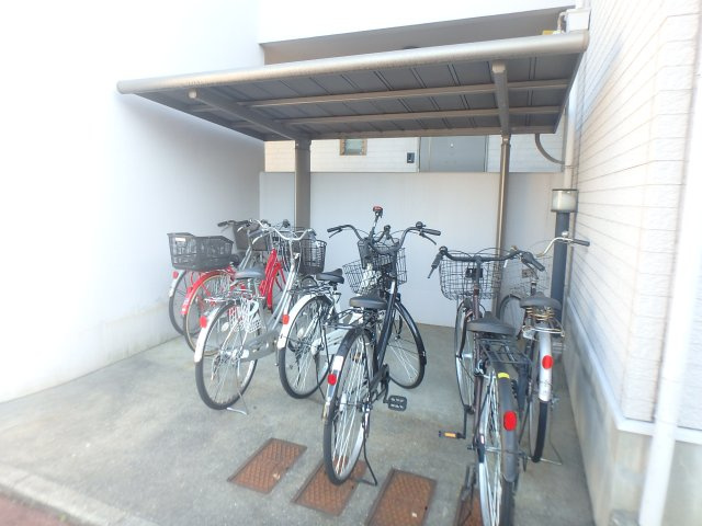 【その他共用部分】 | プレバハイツ | 屋根付き駐輪スペースです