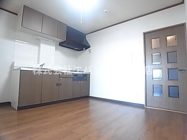【居間・リビング】 | グリーンヒルズ石川Ⅰ | こちらの居間で趣味の時間をお楽しみください