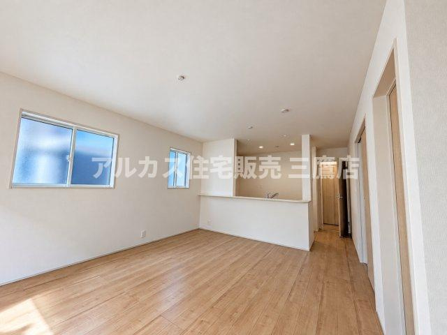 小平市学園東町3丁目　西武多摩湖線　一橋学園駅　新築戸建の居間・リビング|対面式キッチンを備えた一体感のあるLDKで、快適な家事動線が確保されています。