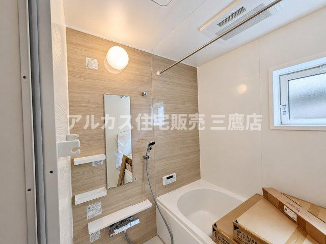 小平市学園東町3丁目　西武多摩湖線　一橋学園駅　新築戸建の浴室|木目調のアクセントパネルが落ち着いた雰囲気を演出する、清潔感のある浴室です。