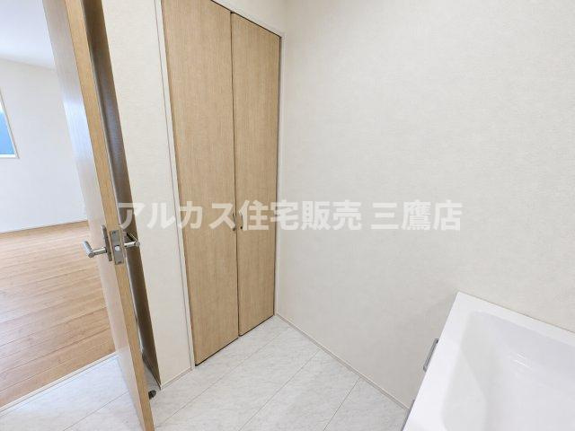 小平市学園東町3丁目　西武多摩湖線　一橋学園駅　新築戸建の洗面所|タオルや洗面用品の保管に便利な可動棚収納が配置された、使い勝手の良い洗面室です。