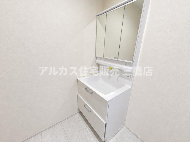 小平市学園東町3丁目　西武多摩湖線　一橋学園駅　新築戸建の独立洗面台|三面鏡裏収納と引き出し収納を備えた洗面化粧台で、身支度品をスッキリ整理できます。