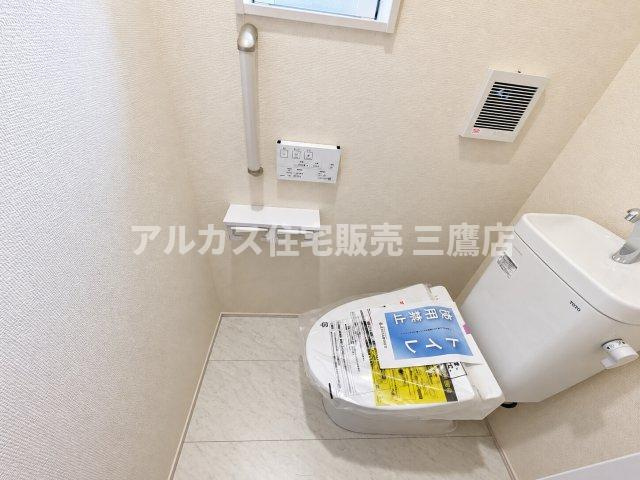 小平市学園東町3丁目　西武多摩湖線　一橋学園駅　新築戸建のトイレ|手すりや温水洗浄便座のリモコンを備えた、機能的で安心感のあるトイレ空間です。 