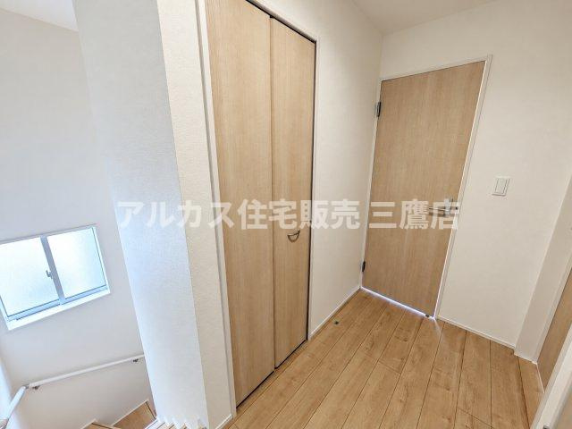 小平市学園東町3丁目　西武多摩湖線　一橋学園駅　新築戸建の収納|2階廊下には共有で使える扉付きの収納スペースが用意されており、生活感を隠して収納できます。