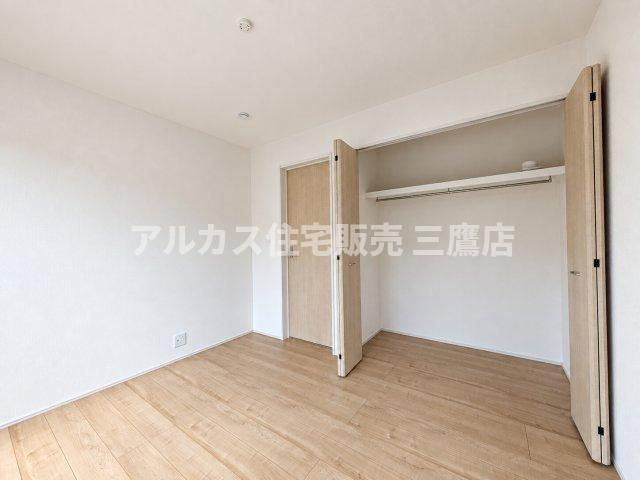 小平市学園東町3丁目　西武多摩湖線　一橋学園駅　新築戸建の洋室|クローゼットが設置されたシンプルな室内で、子供部屋や書斎など多用途に利用可能です。