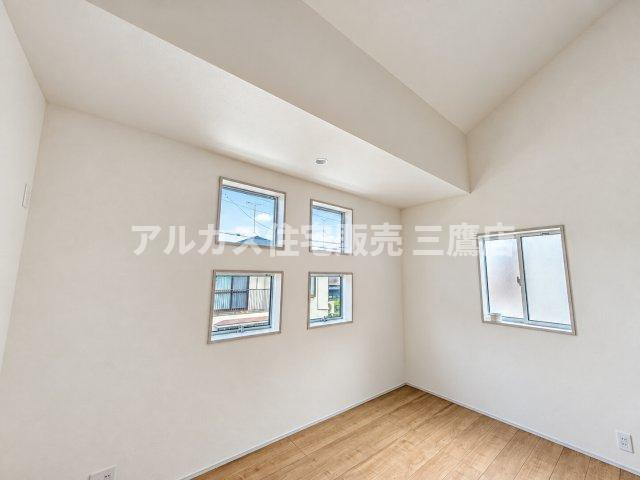 小平市学園東町3丁目　西武多摩湖線　一橋学園駅　新築戸建の洋室|スクエア窓から差し込む光が室内を彩る、デザイン性と明るさを兼ね備えたお部屋です。   