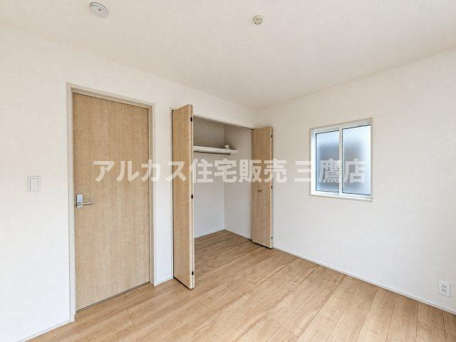 小平市学園東町3丁目　西武多摩湖線　一橋学園駅　新築戸建の洋室|クローゼットを備えた2面採光の明るい洋室で、快適なプライベート空間を確保できます。   