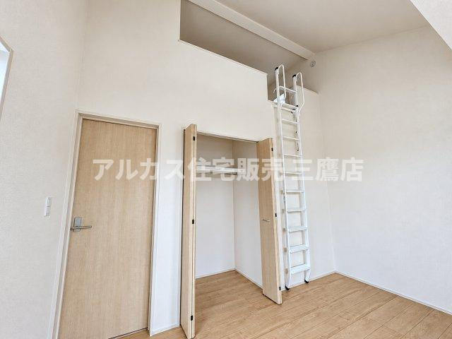 小平市学園東町3丁目　西武多摩湖線　一橋学園駅　新築戸建の洋室|ロフトとクローゼットを備えた洋室で、天井高を活かした開放的な空間です。 