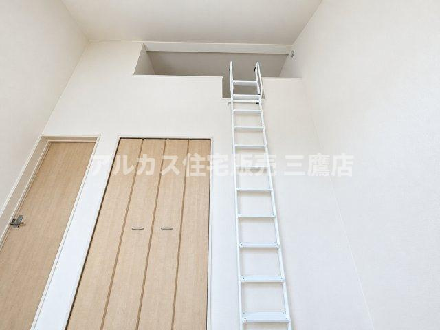 小平市学園東町3丁目　西武多摩湖線　一橋学園駅　新築戸建の洋室|ロフトへつながるはしごが設置されており、縦の空間を有効活用できる設計です。