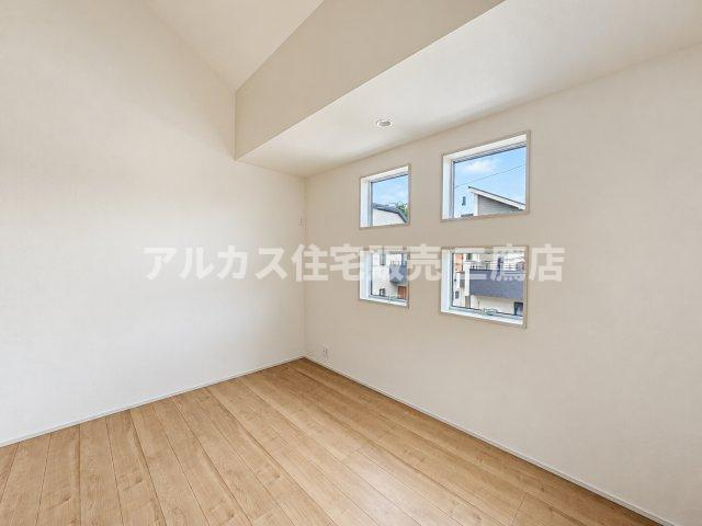 小平市学園東町3丁目　西武多摩湖線　一橋学園駅　新築戸建の洋室|吹き抜け風の傾斜天井と印象的な小窓配置で、開放感あふれる室内空間です。