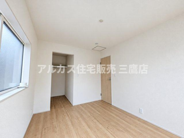 小平市学園東町3丁目　西武多摩湖線　一橋学園駅　新築戸建の洋室|奥にウォークインクローゼットを備えており、衣類や大型荷物の収納にも困りません。   