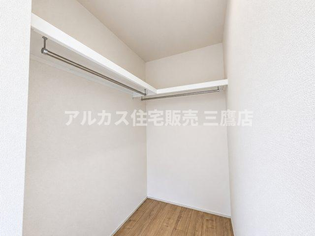 小平市学園東町3丁目　西武多摩湖線　一橋学園駅　新築戸建の収納|L字型のハンガーパイプと棚を備えたウォークインクローゼットで、効率よく衣服を収納できます。