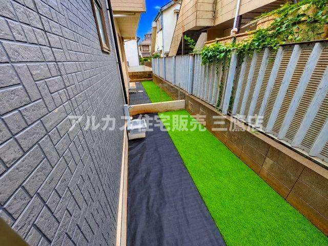 小平市学園東町3丁目　西武多摩湖線　一橋学園駅　新築戸建の庭|人工芝が敷かれた清潔感のある専用庭で、水栓も備えておりガーデニング等にも活用できます。 