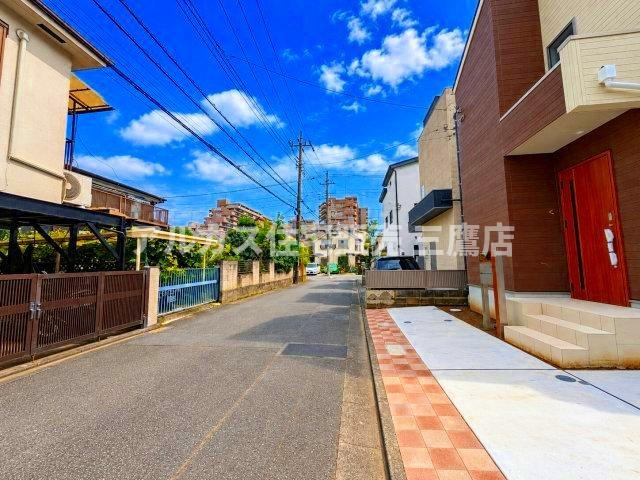 小平市学園東町3丁目　西武多摩湖線　一橋学園駅　新築戸建の前面道路含む現地写真|落ち着いた住宅街に位置する前面道路で、舗装も整っており車の出し入れや通行もしやすい環境です。
