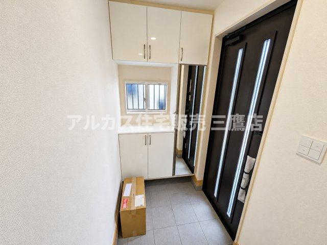 小平市学園東町3丁目　西武多摩湖線　一橋学園駅　新築戸建の玄関|大型のシューズボックスと姿見鏡を備えた玄関で、いつでもすっきりと空間を保てます。   