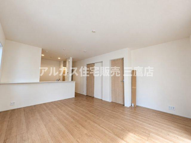 小平市学園東町3丁目　西武多摩湖線　一橋学園駅　新築戸建の居間・リビング|温かみのあるフローリングと白を基調とした内装が調和する、明るいLDKです。   
