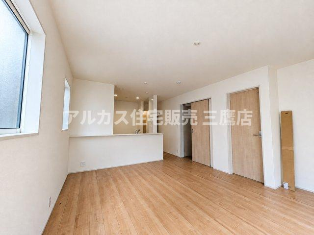 小平市学園東町3丁目　西武多摩湖線　一橋学園駅　新築戸建の居間・リビング|キッチンからリビング全体が見渡せる開放的なレイアウトで、家族との会話も弾みます。   