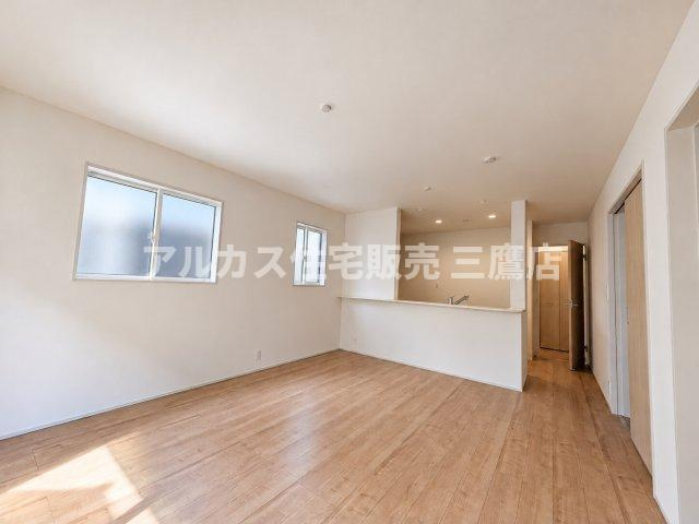 小平市学園東町3丁目　西武多摩湖線　一橋学園駅　新築戸建の居間・リビング|自然光が心地よく差し込む広々としたリビングで、家族でゆったり寛げる空間です。