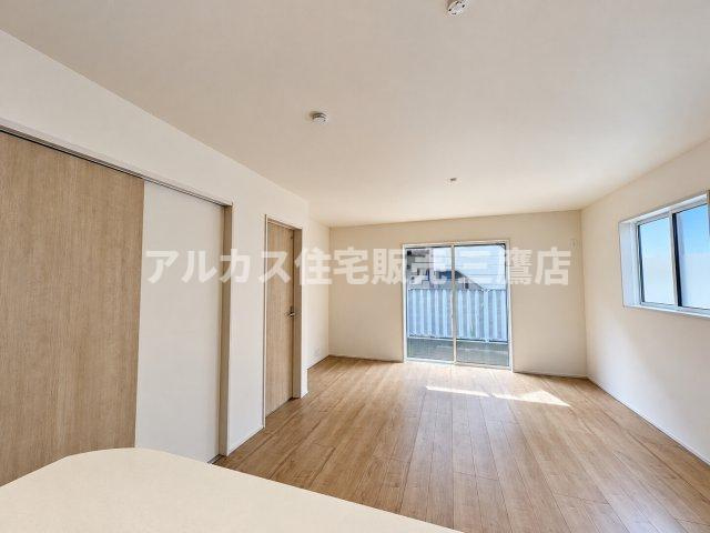 小平市学園東町3丁目　西武多摩湖線　一橋学園駅　新築戸建の居間・リビング|大きな窓から光が入り、家具の配置がしやすいすっきりとした室内設計です。 