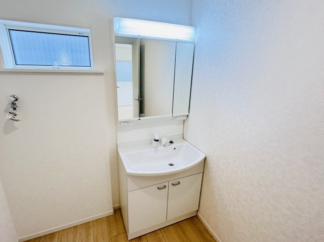 松戸市六実５丁目新築戸建（六実第12）の独立洗面台|シャワーヘッド付き三面鏡洗面化粧台