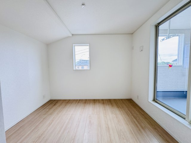 松戸市六実５丁目新築戸建（六実第12）の子供部屋|5.7帖洋室・南側バルコニー前の明るいお部屋です♪