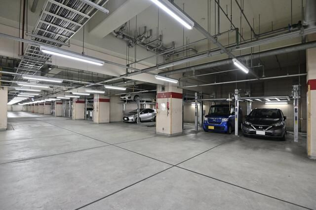 ルリエ本厚木の駐車場