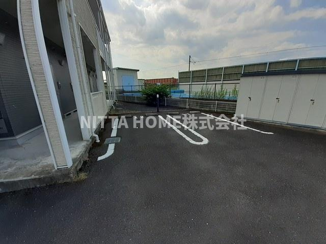 グランシャリオ　ジュモーの駐車場|敷地内に駐車場も完備◎
