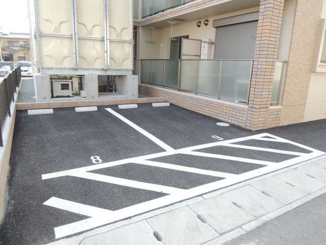 Tre　Court東姫路の駐車場