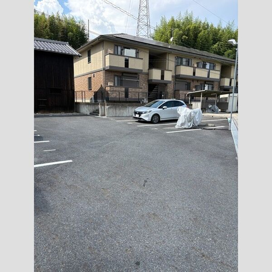 【駐車場】 | シャルマンハイツ | 敷地内駐車場の写真です。