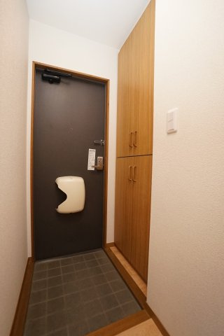 ラッキータウン庭瀬D棟の玄関